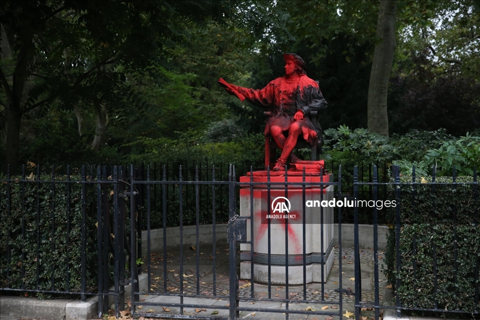 Estatua de Cristóbal Colón es cubierta con pintura roja en Londres 6