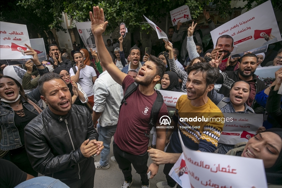 تونس.. وقفة تدعو لإطلاق ناشط طلابي "اعتقل" باحتجاج مناهض للرئيس