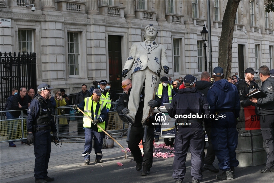 Greenpeace blokir akses ke Downing Street