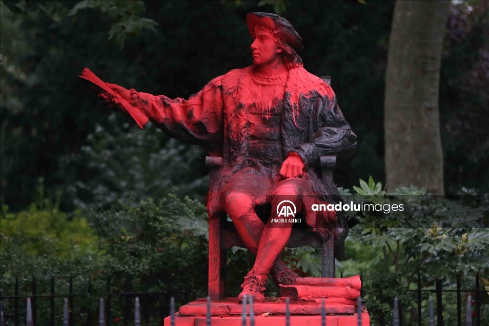 Estatua de Cristóbal Colón es cubierta con pintura roja en Londres 4