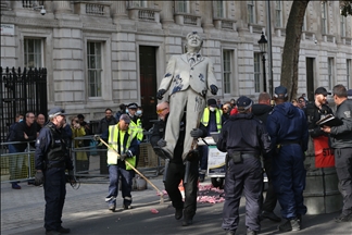 Greenpeace gelar aksi di depan kantor PM Inggris