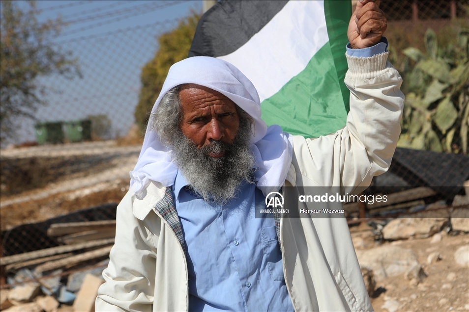 سليمان الهذالين.. مسن فلسطيني يقارع جيش إسرائيل