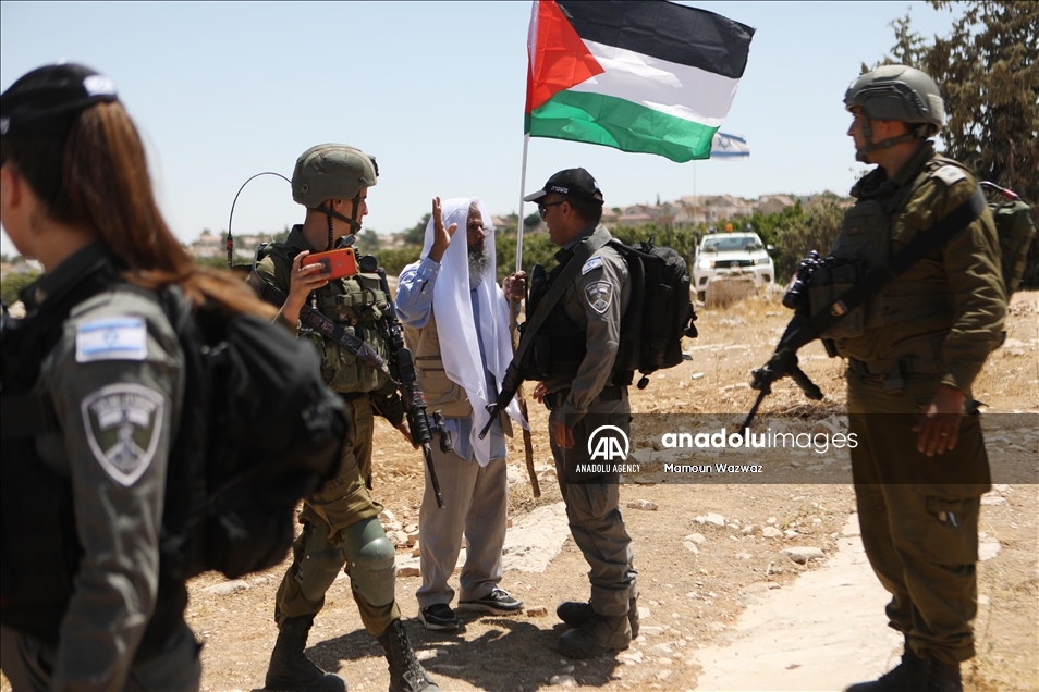 سليمان الهذالين.. مسن فلسطيني يقارع جيش إسرائيل