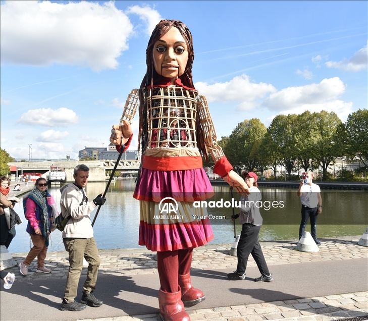 امل کوچک؛ سمبل کودکان پناهجو وارد پاریس شد