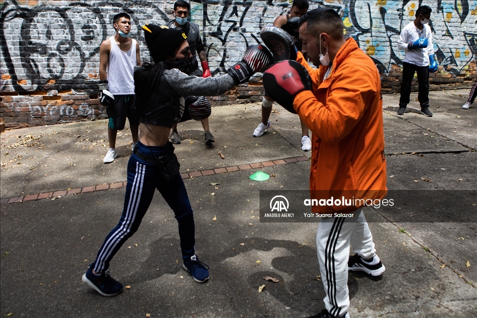 A través del boxeo jóvenes de Soacha, cerca de Bogotá, luchan contra la pobreza