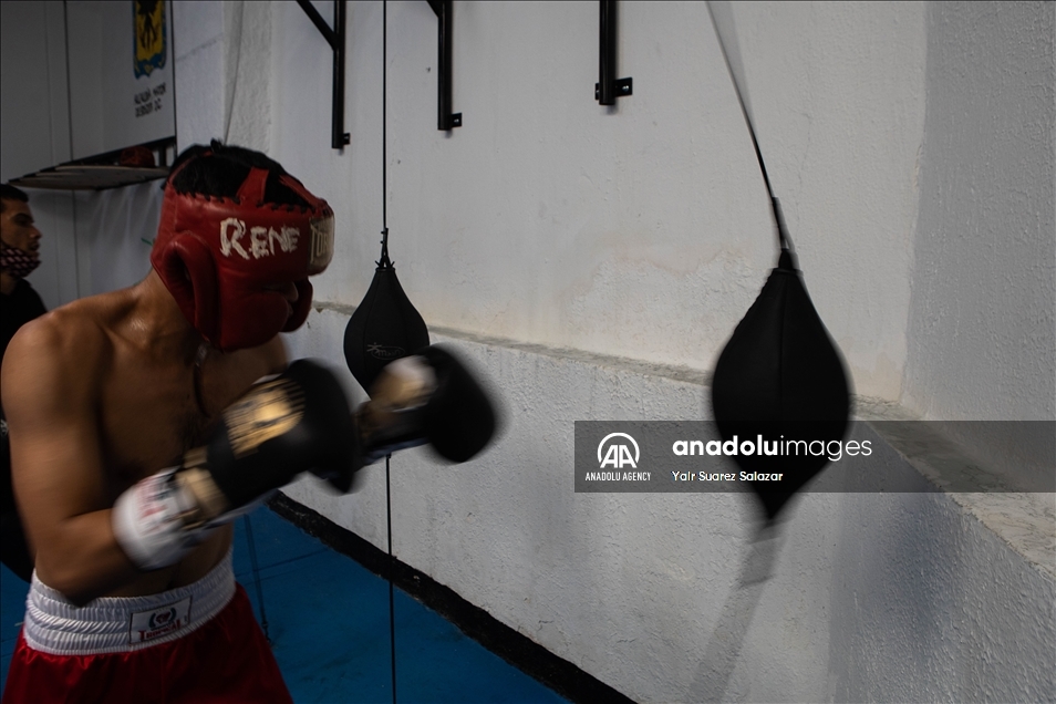 A través del boxeo jóvenes de Soacha, cerca de Bogotá, luchan contra la pobreza