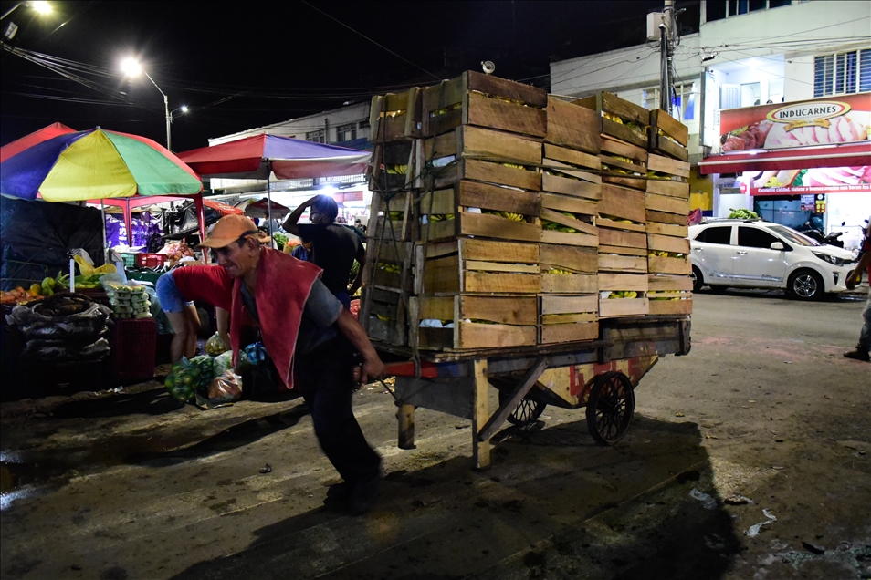 Cali'de uyumayan pazar yeri Santa Elena