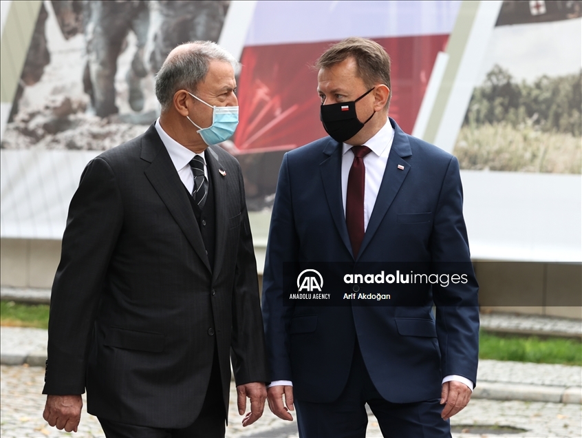 دیدار وزرای دفاع ترکیه و لهستان در ورشو 