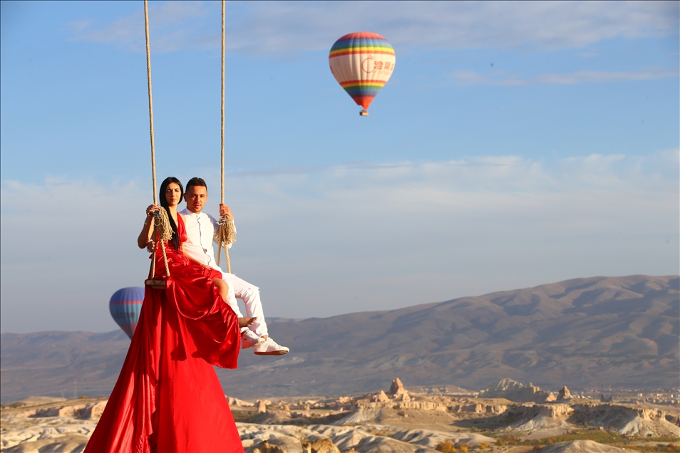 Kapadokya'da fotoğraf meraklılarının yeni tutkusu: "Vinçte salıncak"