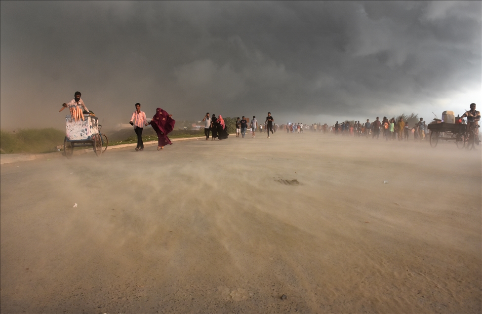 Bangladeş'in Patenga sahil bölgesinde kum fırtınası