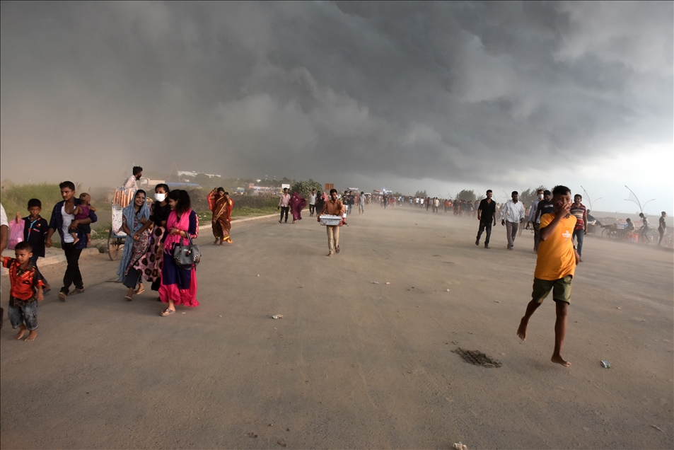 Bangladeş'in Patenga sahil bölgesinde kum fırtınası
