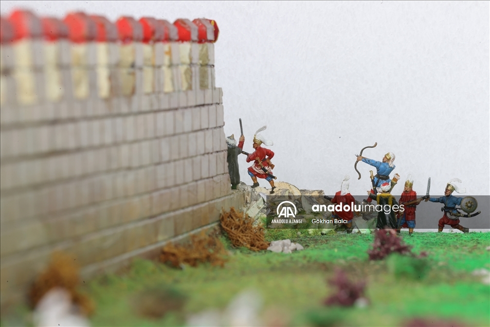 Tarihi savaşları diorama çalışmalarıyla canlandırıyor