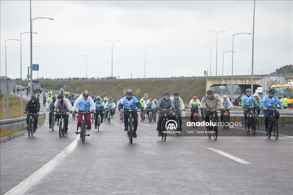 İklim değişikliğine dikkati çekmek için Osmangazi Köprüsü'nde pedal çevirdiler