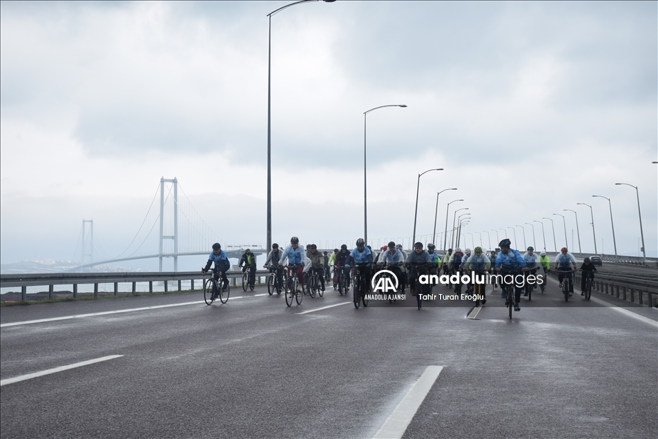 İklim değişikliğine dikkati çekmek için Osmangazi Köprüsü'nde pedal çevirdiler