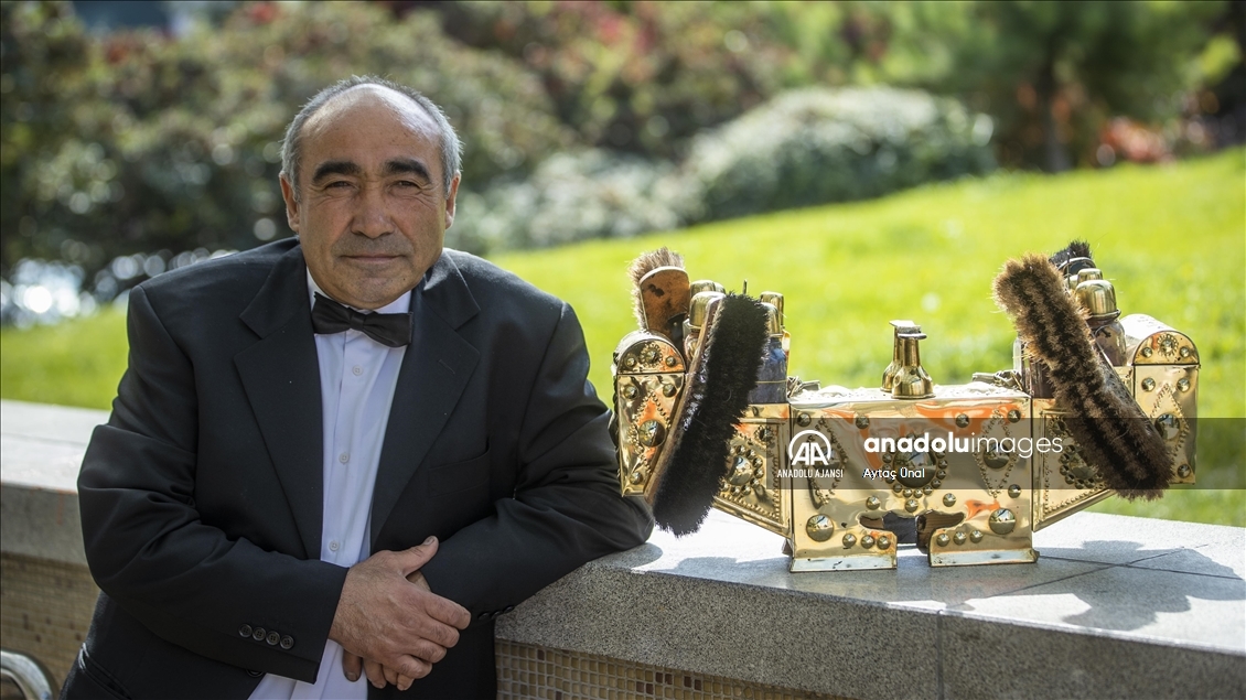 Ünlülerin papyonlu boyacısı 45 yıldır ayakkabıları parlatıyor