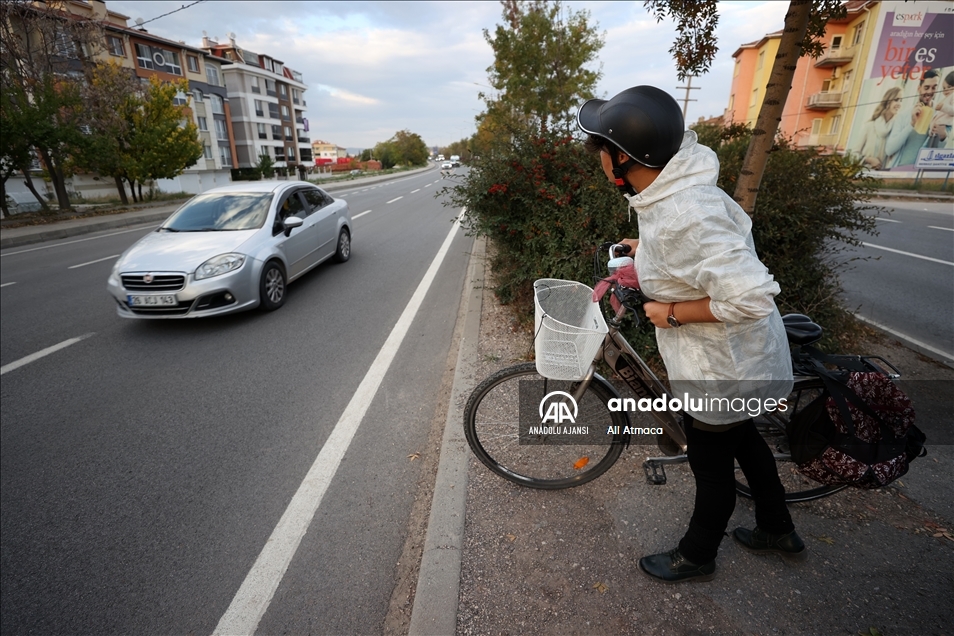 Manolya öğretmen okula gitmek için kilometrelerce pedal çeviriyor