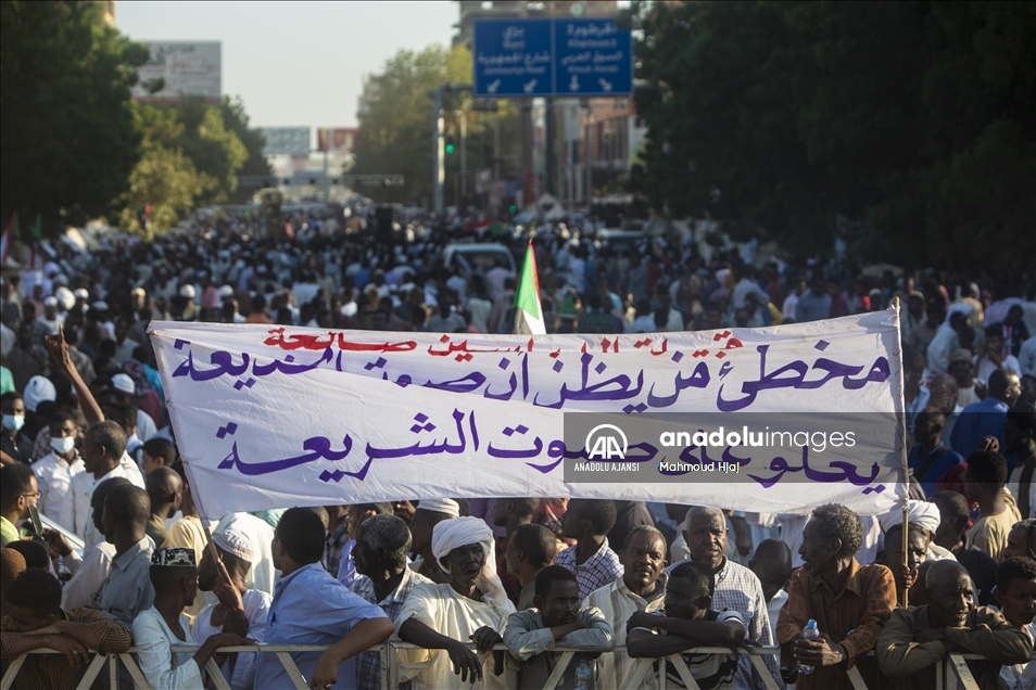 Sudan'da Cumhurbaşkanlığı Sarayı önündeki oturma eylemi devam ediyor