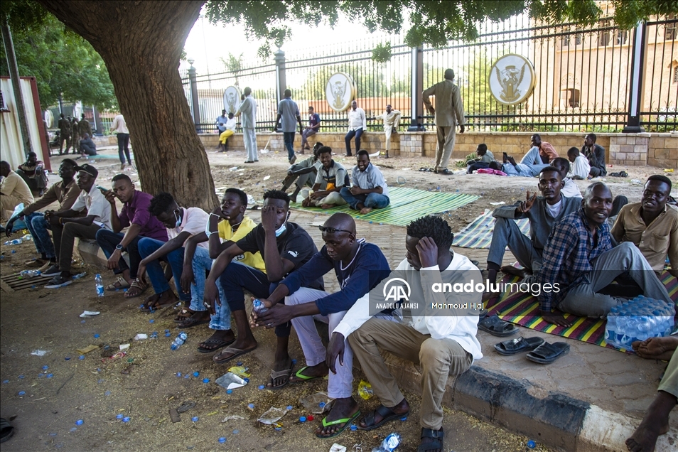 Sudan'da Cumhurbaşkanlığı Sarayı önündeki oturma eylemi devam ediyor