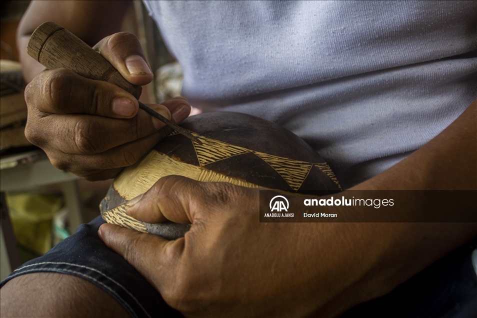 MOKANA yerlileri soyundan gelen Kolombiyalı aile geleneklerini sürdürüyor