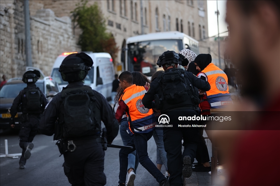 İsrail güçleri Kudüs'te bazı Filistinlileri darbetti