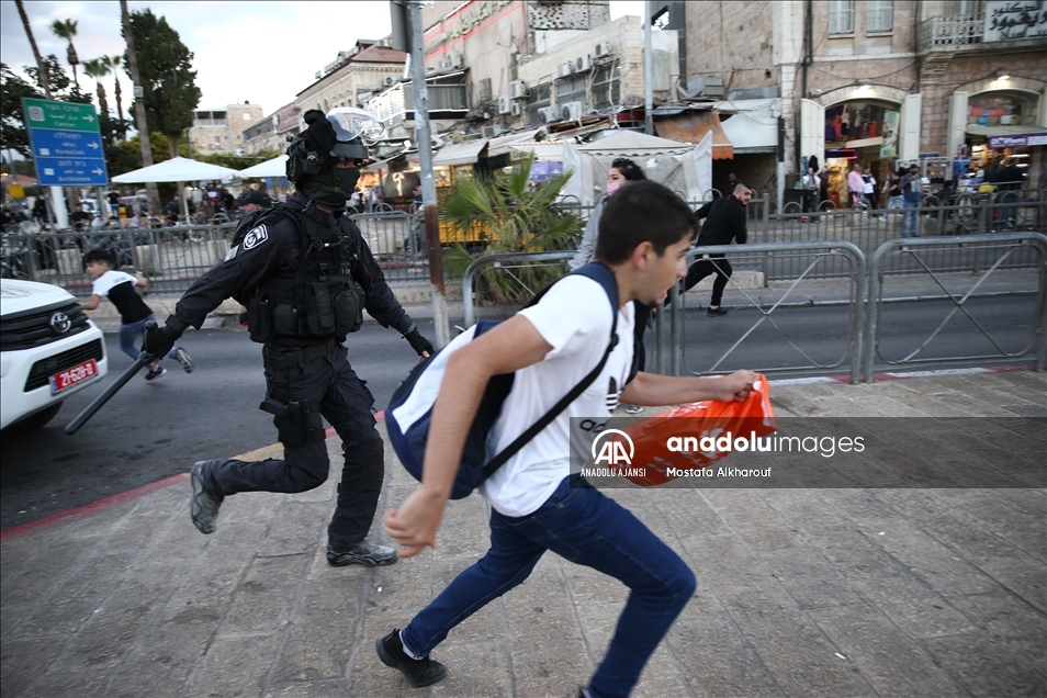 İsrail güçleri Kudüs'te bazı Filistinlileri darbetti