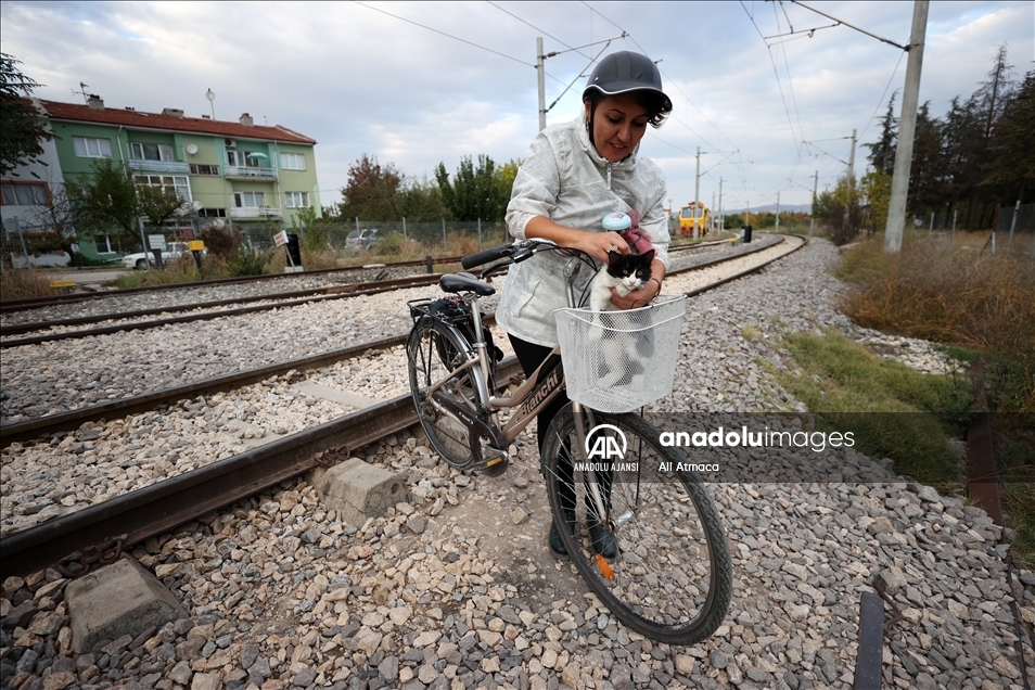 Manolya öğretmen okula gitmek için kilometrelerce pedal çeviriyor