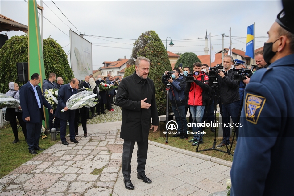 Bosna Hersek'in ilk Cumhurbaşkanı İzetbegoviç, vefatının 18. yılında kabri başında anıldı