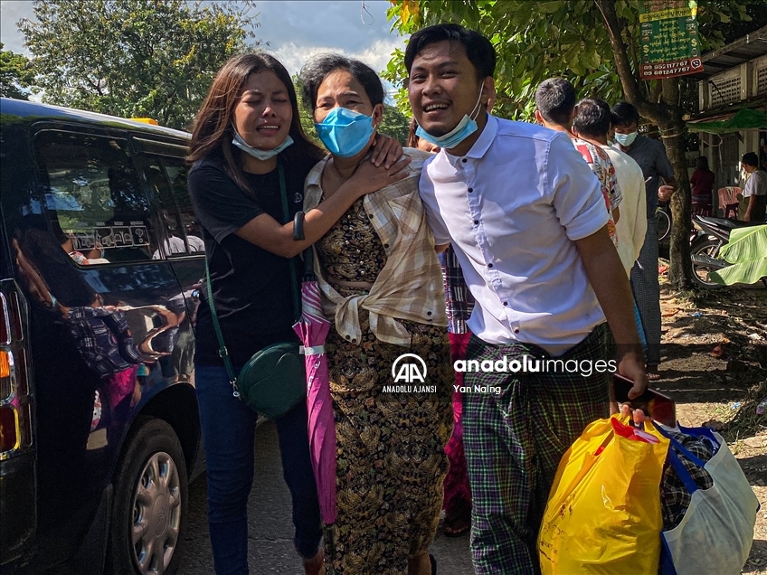 Myanmar’da yüzlerce mahkum serbest bırakıldı
