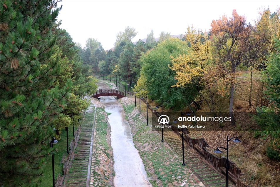 «Деревня хоббитов» в турецкой провинции Сивас с приходом осени окрасилась в пестрый наряд