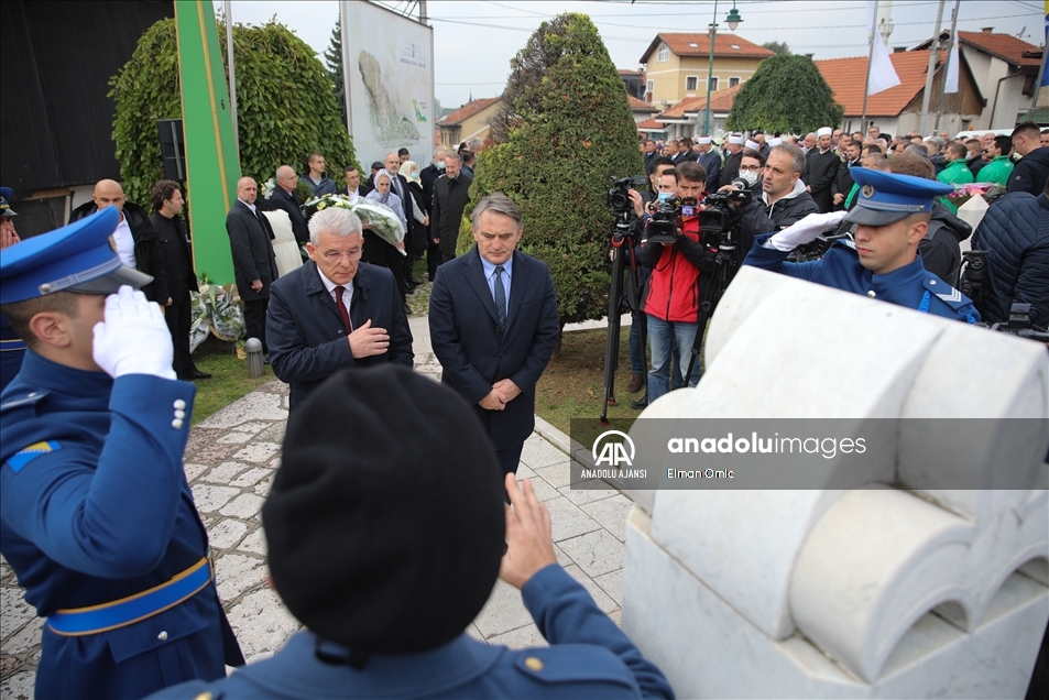 Bosna Hersek'in ilk Cumhurbaşkanı İzetbegoviç, vefatının 18. yılında kabri başında anıldı