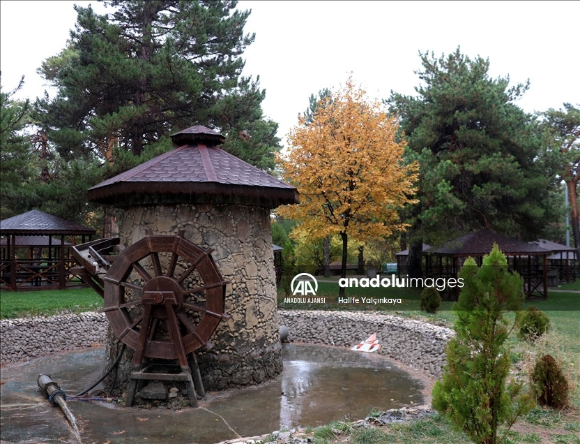 Sivas'ta "Hobbit Evleri"nin de bulunduğu mesire alanında sonbahar güzelliği
