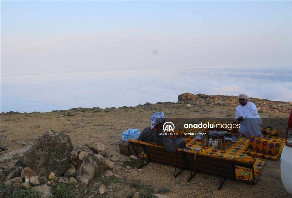 "سمحان".. لوحة فنية لعناق السحاب بقمة الجبل في عُمان