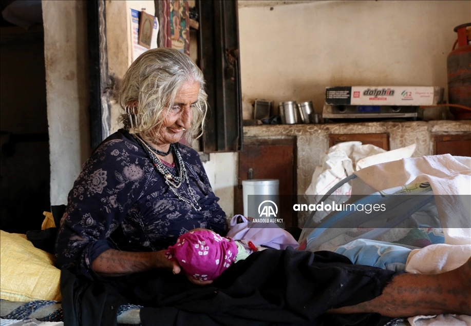 Una mujer dio a luz a su primer hijo a los 70 años en India