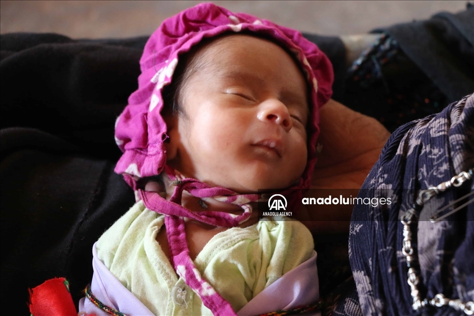 Una mujer dio a luz a su primer hijo a los 70 años en India