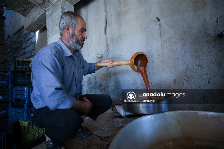Gastronomi kenti Hatay'da toprakla mayalanan tescilli pekmez kaynamaya başladı