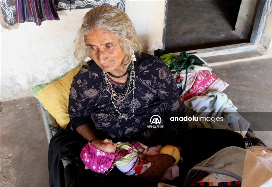 Una mujer dio a luz a su primer hijo a los 70 años en India