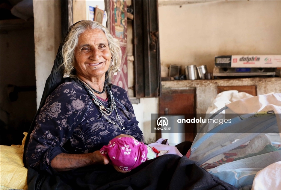Una mujer dio a luz a su primer hijo a los 70 años en India