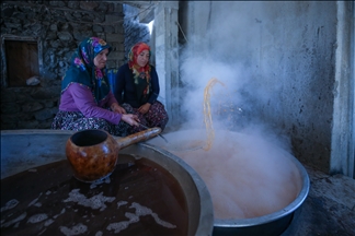 Li Hatayê dimisê ku bi axê tê haveynkirin li ser agir dikele