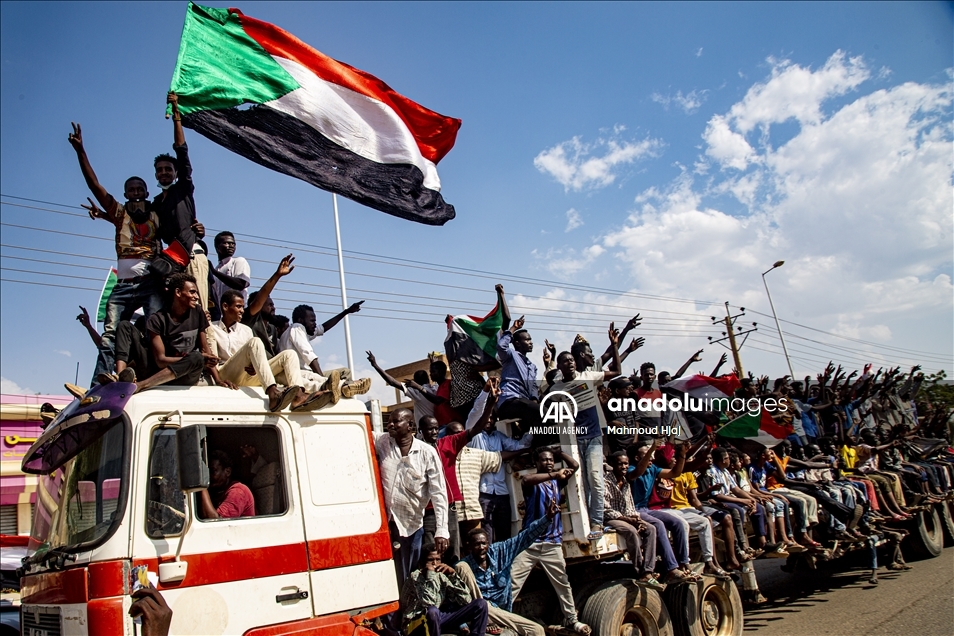 آلاف السودانيين يتظاهرون للمطالبة بـ"حماية الثورة"