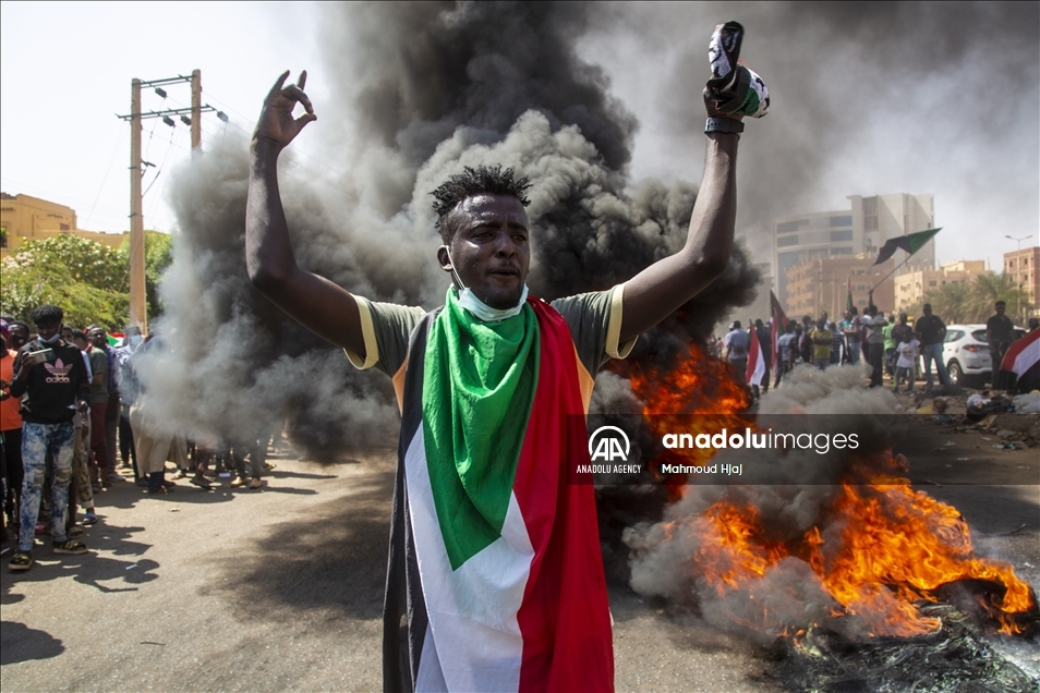 آلاف السودانيين يتظاهرون للمطالبة بـ"حماية الثورة"