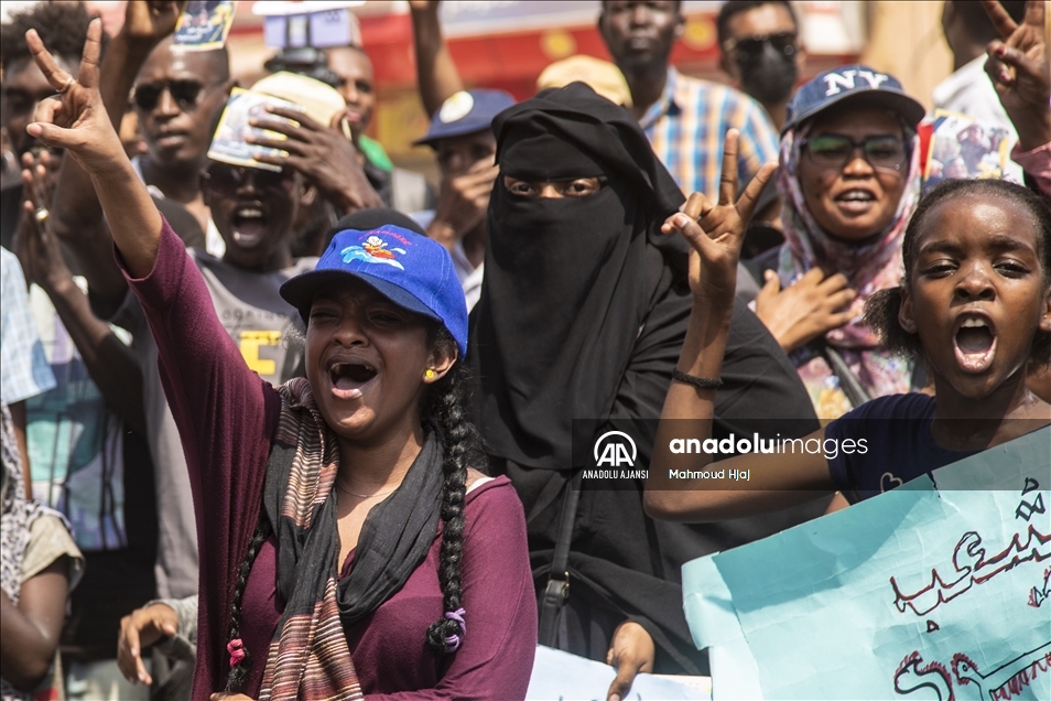 Sudan'da binlerce kişi hükümetin feshi talebiyle gösteri düzenledi