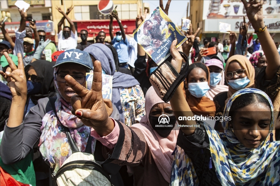 Sudan'da binlerce kişi hükümetin feshi talebiyle gösteri düzenledi