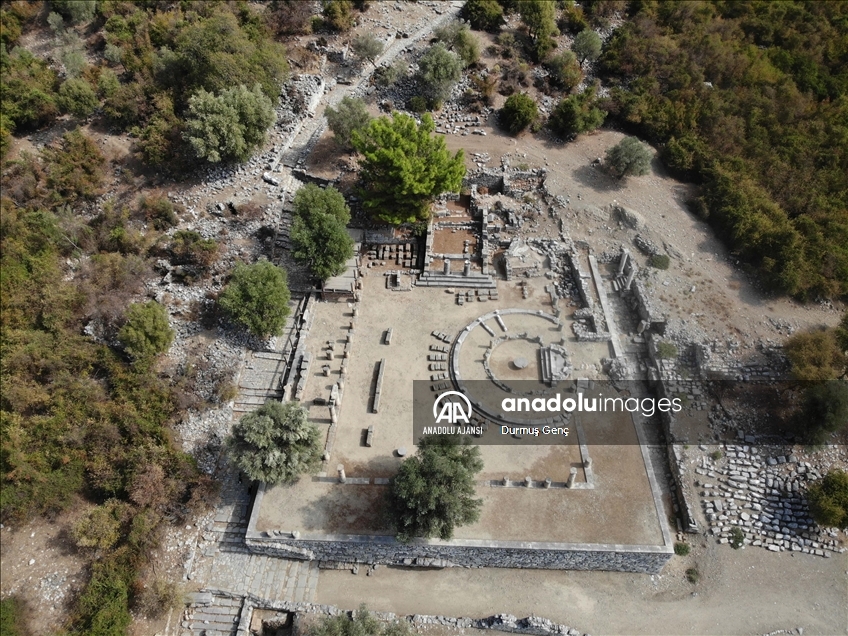Liman kenti Kaunos'taki Bizans kilisesi ve mezarlar gün yüzüne çıkarılıyor