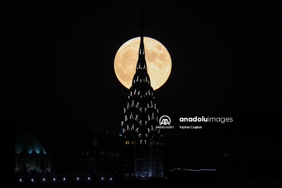 La luna llena adorna el cielo de Nueva York, EEUU
