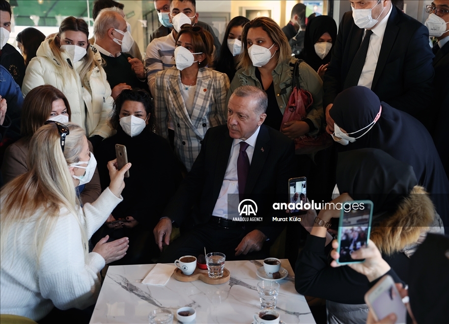 أردوغان يلتقي مواطنين في مقهى بإسطنبول