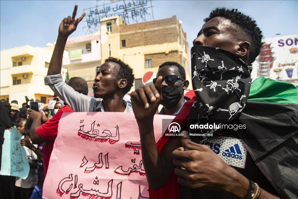 Sudan'da binlerce kişi hükümetin feshi talebiyle gösteri düzenledi