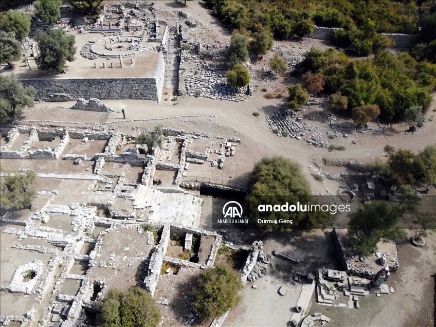 Liman kenti Kaunos'taki Bizans kilisesi ve mezarlar gün yüzüne çıkarılıyor