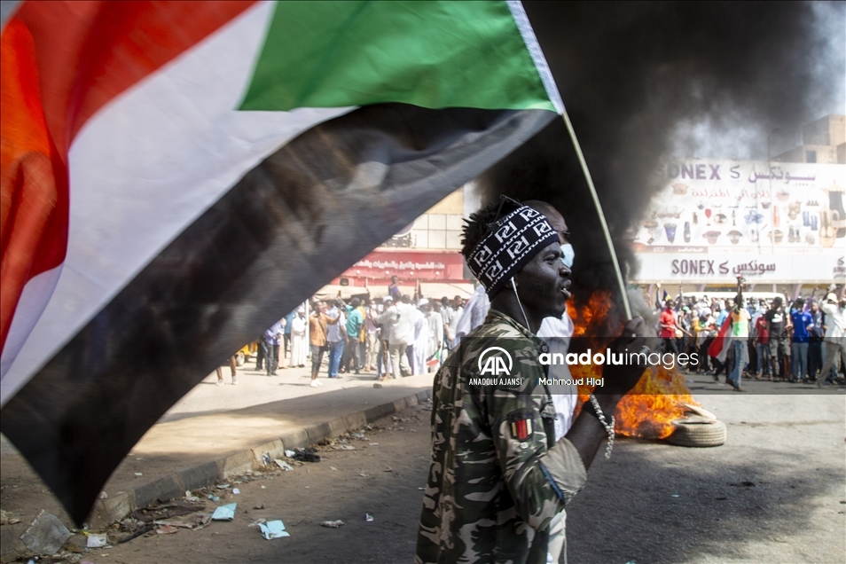Sudan'da binlerce kişi hükümetin feshi talebiyle gösteri düzenledi