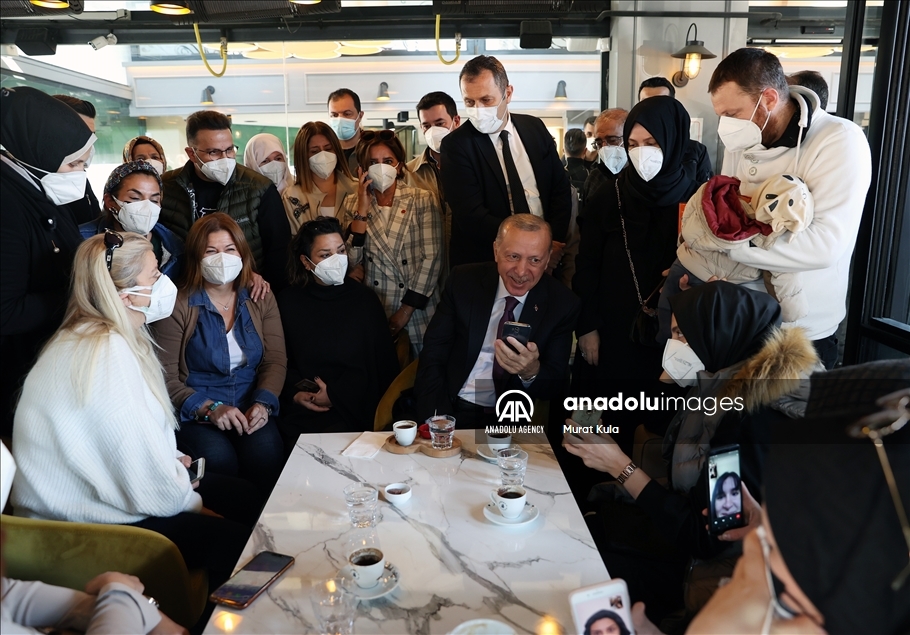 أردوغان يلتقي مواطنين في مقهى بإسطنبول