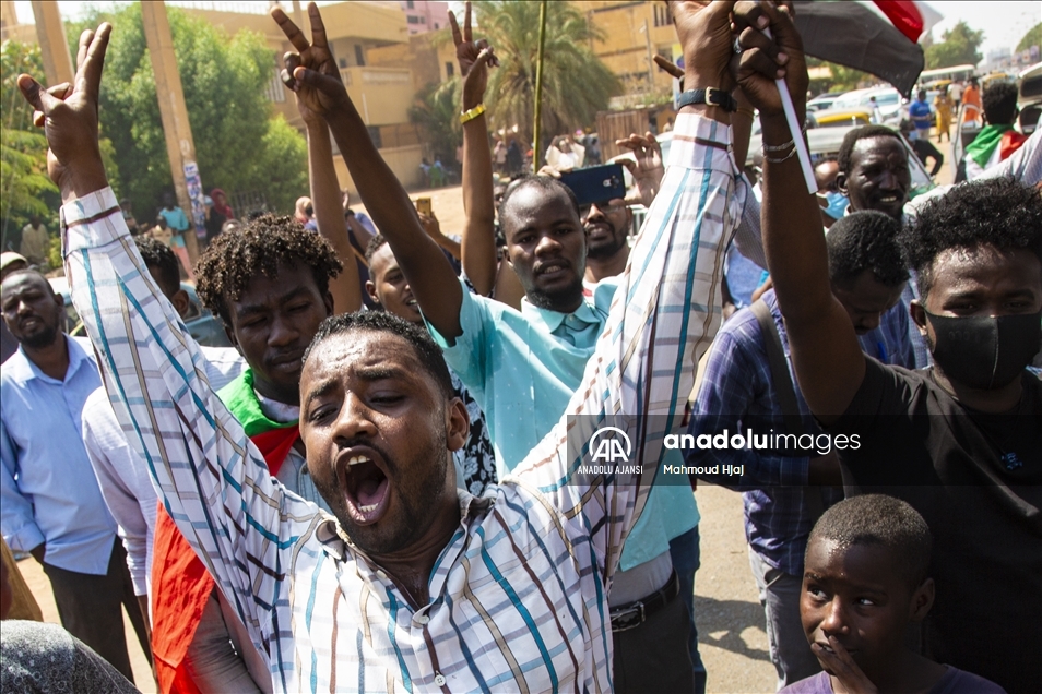 Sudan'da binlerce kişi hükümetin feshi talebiyle gösteri düzenledi